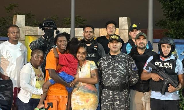 开云平台-厄瓜多尔球员躲床底逃劫，妻女被绑架后获救