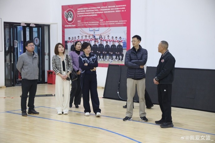 在线体育-中国篮球协会副主席杨阳一行莅临武汉女篮进行调研指导
