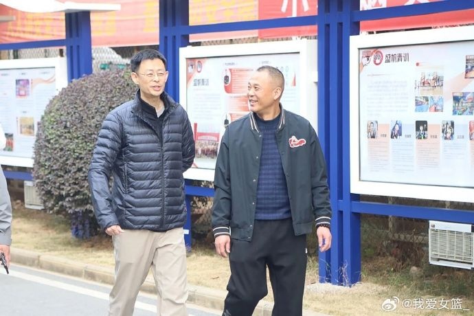 在线体育-中国篮球协会副主席杨阳一行莅临武汉女篮进行调研指导