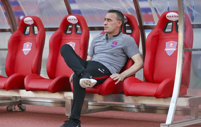 体育娱乐-暴躁老哥!前重庆主教练领跑本届世界杯红黄牌榜