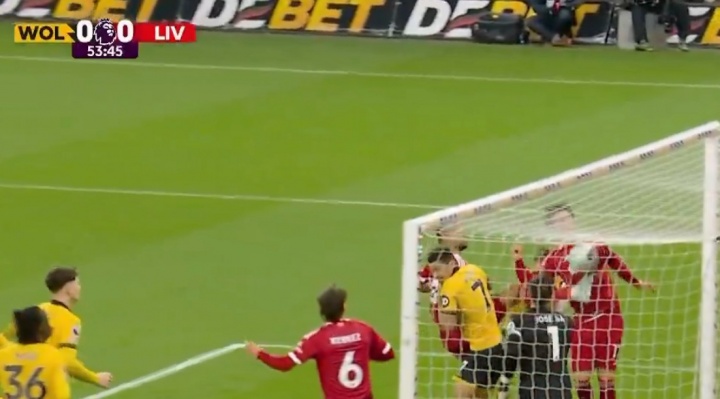 中国体育-今日趣图：今天请别叫我神秘内切男，我是狼队MVP、右后卫加克波