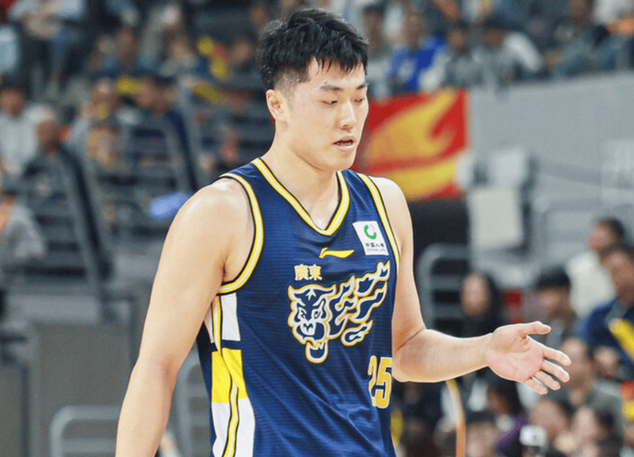 21分钟得3分，场均1.7分1.1板，球迷：只要你上就知道杜锋不想赢