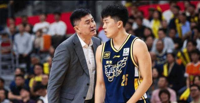 21分钟得3分，场均1.7分1.1板，球迷：只要你上就知道杜锋不想赢